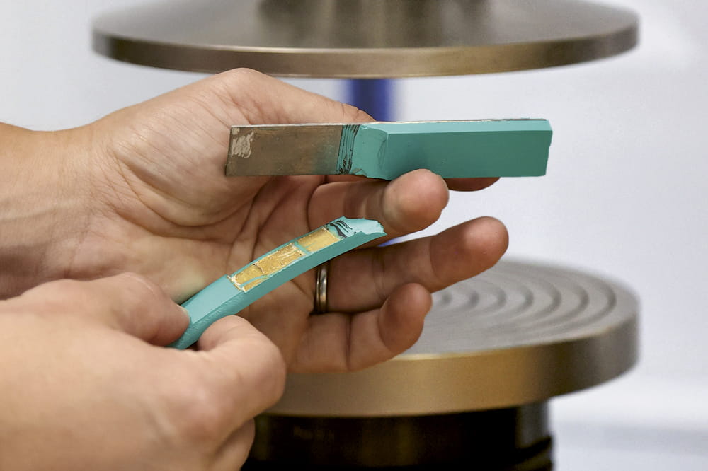  Elastomere wird von einer metallischen Trägerplatte abgerissen.