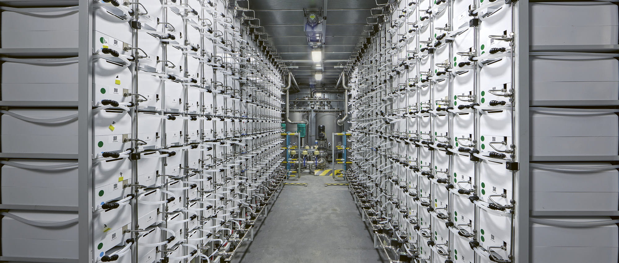 Ein Flur zwischen Containern.