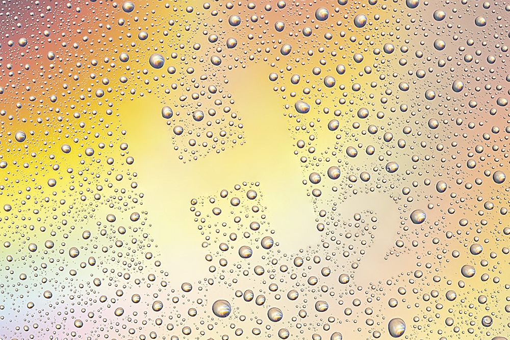 Regenbogenfarbener Hintergrund auf dem Wassertropfen abgebildet sind, die eine Fläche freilassen, die den Schriftzug H2 ergibt.