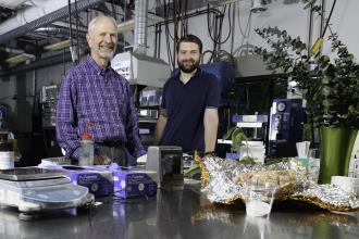 Werkstoffwissenschaftler Dr. Paul Hochgesang und Chemiker Nate Tuckerman 