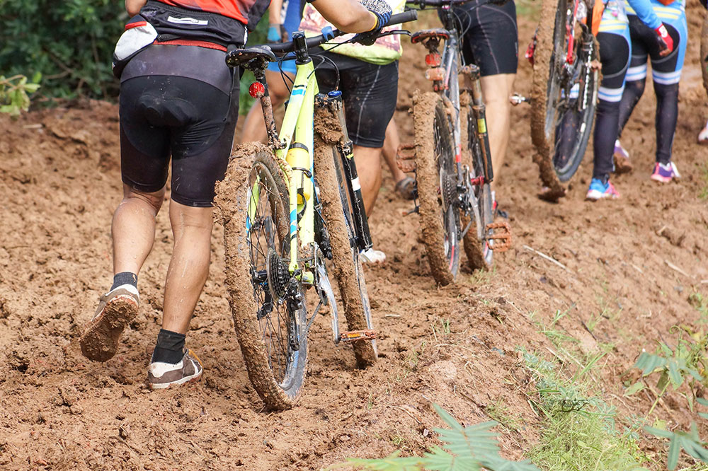 Nahaufnahme Mountainbike Gruppe im Schlamm