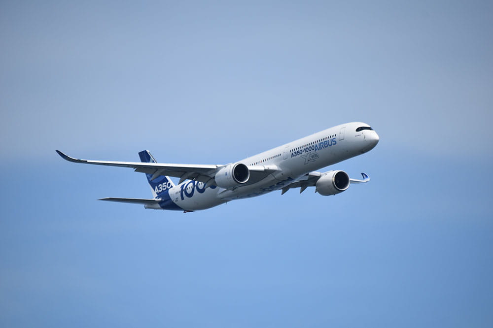Verkehrsflugzeug mit Turbofan-Triebwerken, das Dichtungslösungen von Freudenberg verwendet.