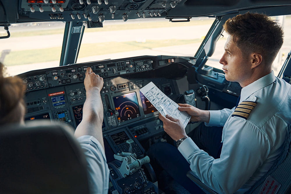 Piloten im Cockpit bei Vorflugkontrollen – symbolisch für die unverzichtbaren Dichtungssysteme bei der Vorbereitung und Zuverlässigkeit von Triebwerken vor dem Start.