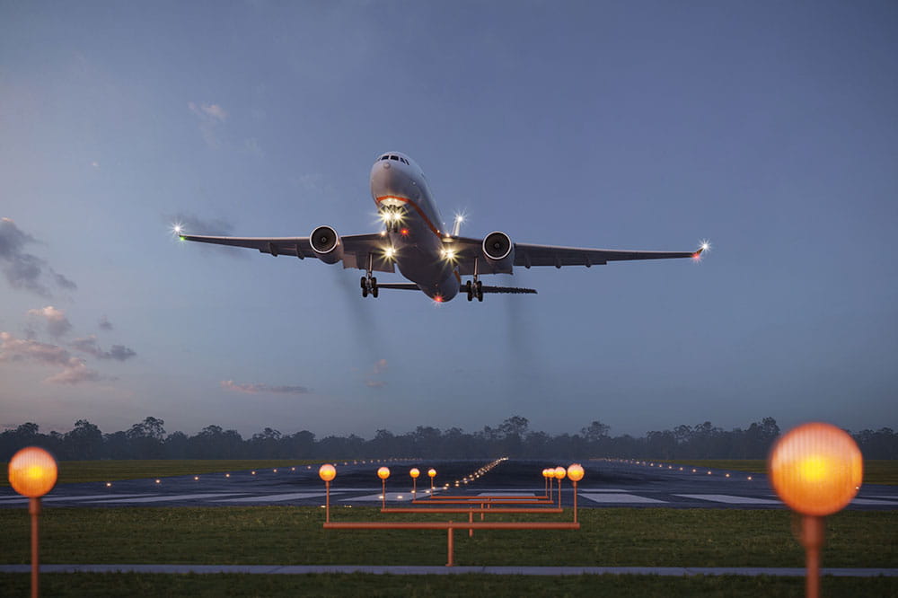 Verkehrsflugzeug beim Start, verdeutlichend den Bedarf an hitzebeständigen Hochdruckdichtungen während des extremen Schubs beim Abheben.