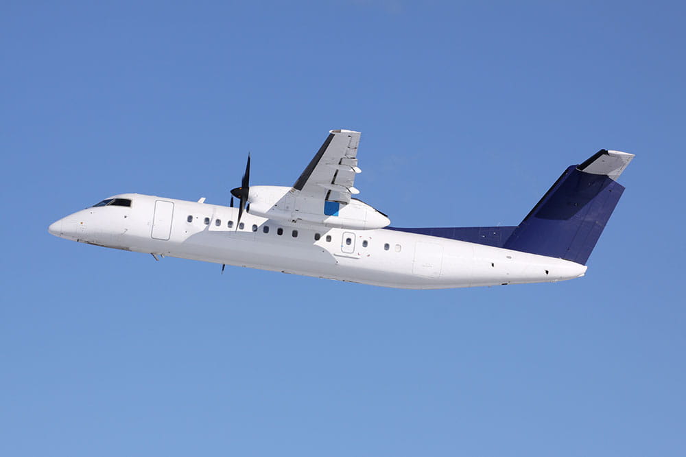 Regionalflugzeug mit Turboprop-Triebwerken, optimiert durch vibrationsbeständige Freudenberg-Dichtungen für moderate Temperaturbereiche.