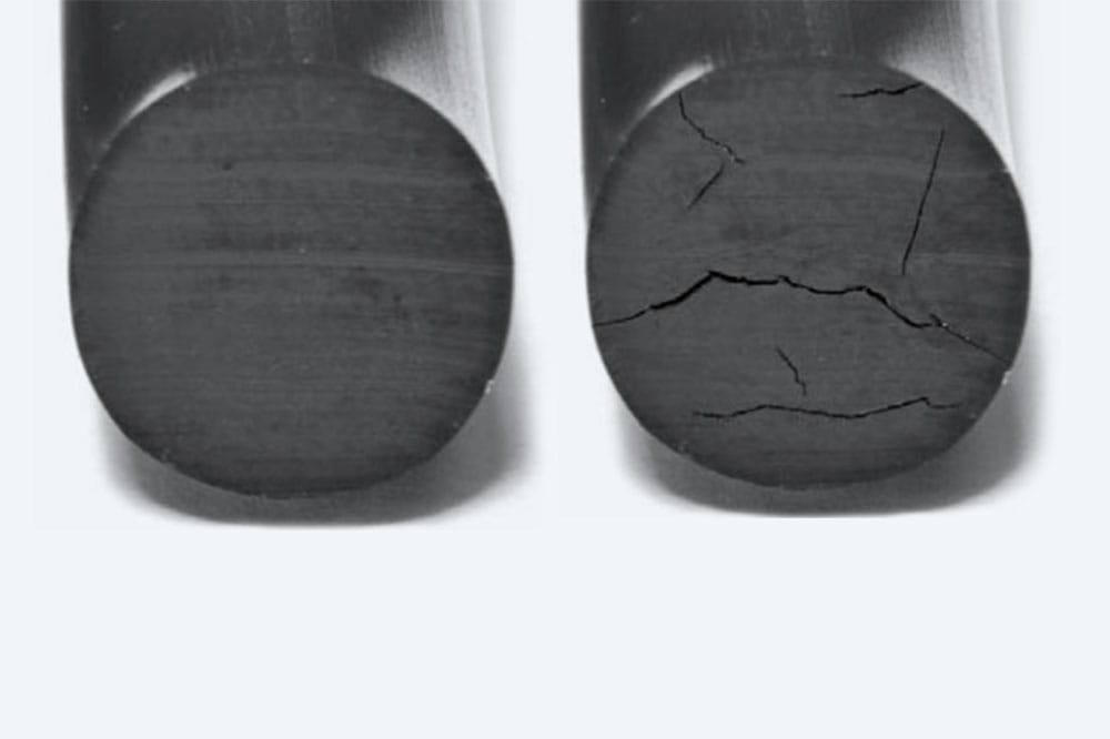 Explosive Dekompression: beständiger und intakter O-Ring (links) im Vergleich zu unbeständigem und beschädigtem O-Ring (rechts)