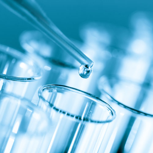 Mikrobiologische Reagenzgläser und Pipette aus der Flüssigkeit tropft