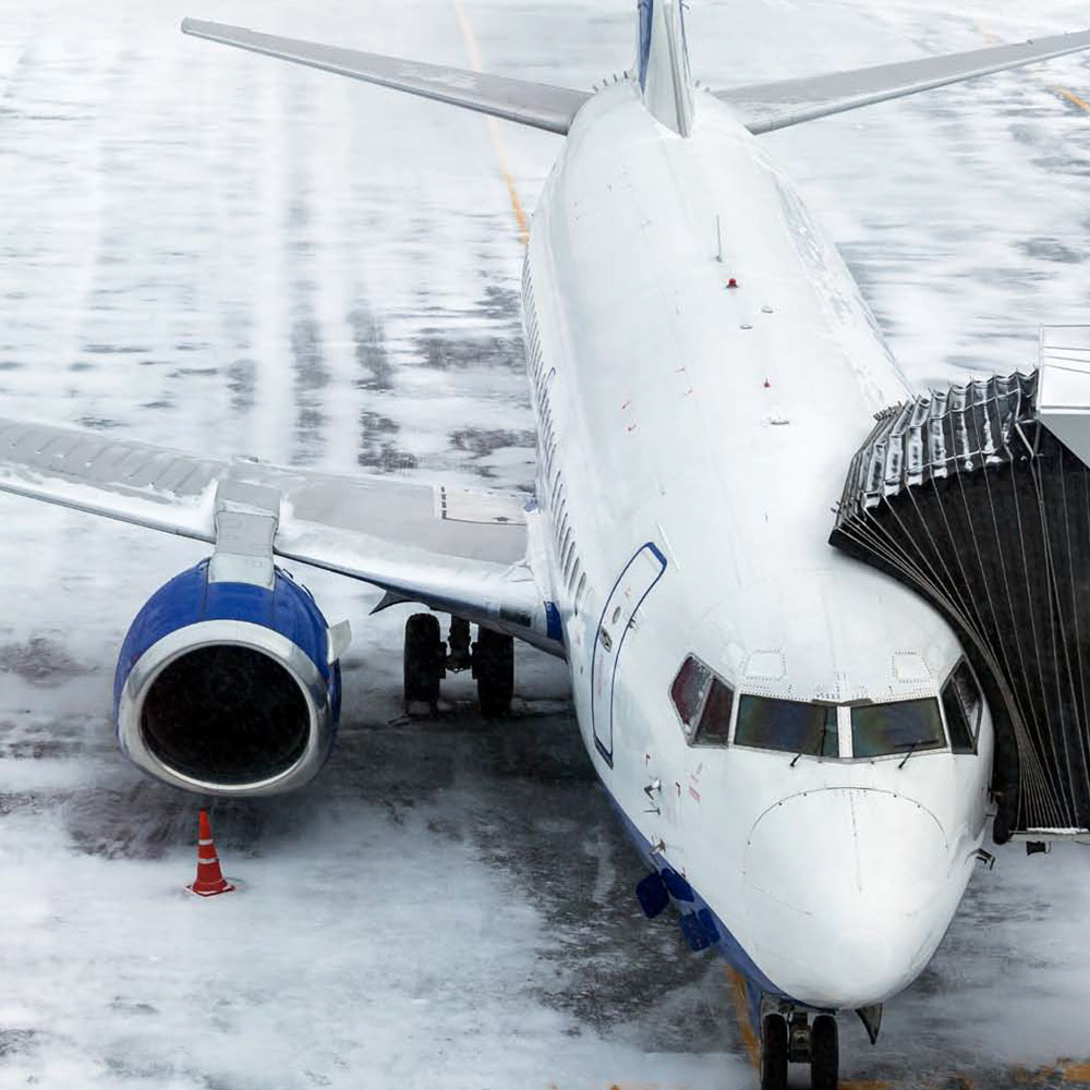 Passagierflugzeug auf einer vereisten Rollbahn eines Flughafens im Winter