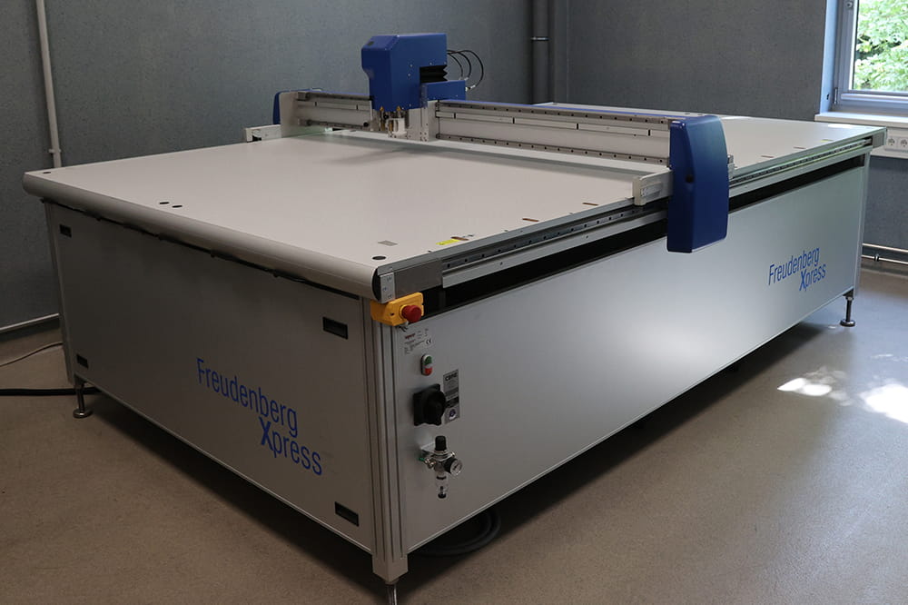 Komplettansicht des hauseigenen Plotters mit Aufschrift Freudenberg Xpress®.